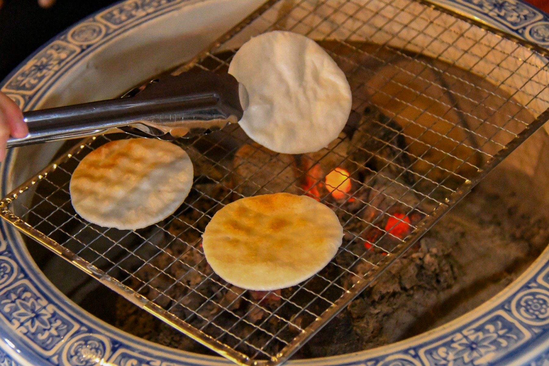 火鉢で煎餅焼き体験 イメージ画像1