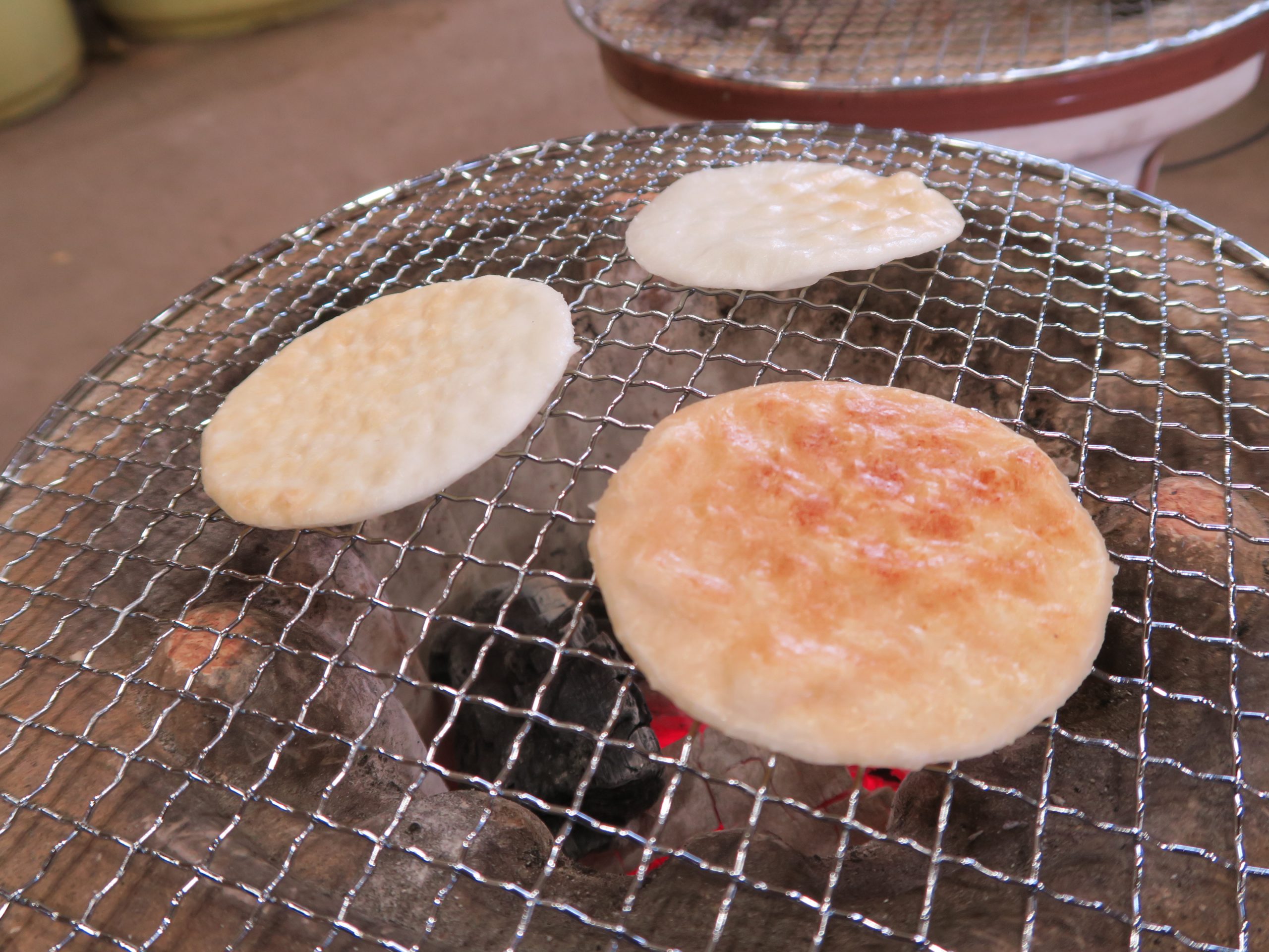 七輪で煎餅焼き体験 イメージ画像1